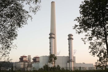 Vista de la chimenea en la central térmica de As Pontes, en A Coruña (Carlos Castro / Europa Press)