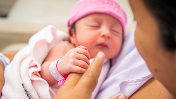 La esperanza de vida crece y la mortalidad infantil disminuye en El Salvador