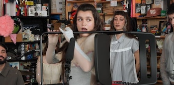 Amaia tocando la flauta-silla travesera.