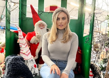 Carla Bellucci posa en una foto navideña en sus redes sociales (Officilcarlabellucci/X)