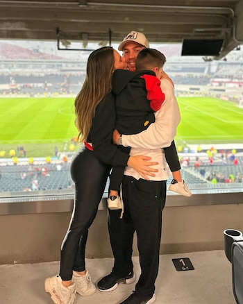 Fede Valverde y su pareja Mina Bonino en el Monumental (@minabonino)