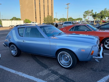 Un Gremlin AMC azul de