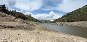Imágenes de Ecuavisa sobre la situación del embalse de Mazar en Ecuador.
