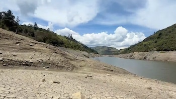 La sequía transforma el embalse de Mazar en Ecuador en medio de cortes de luz imprevistos en varias ciudades
