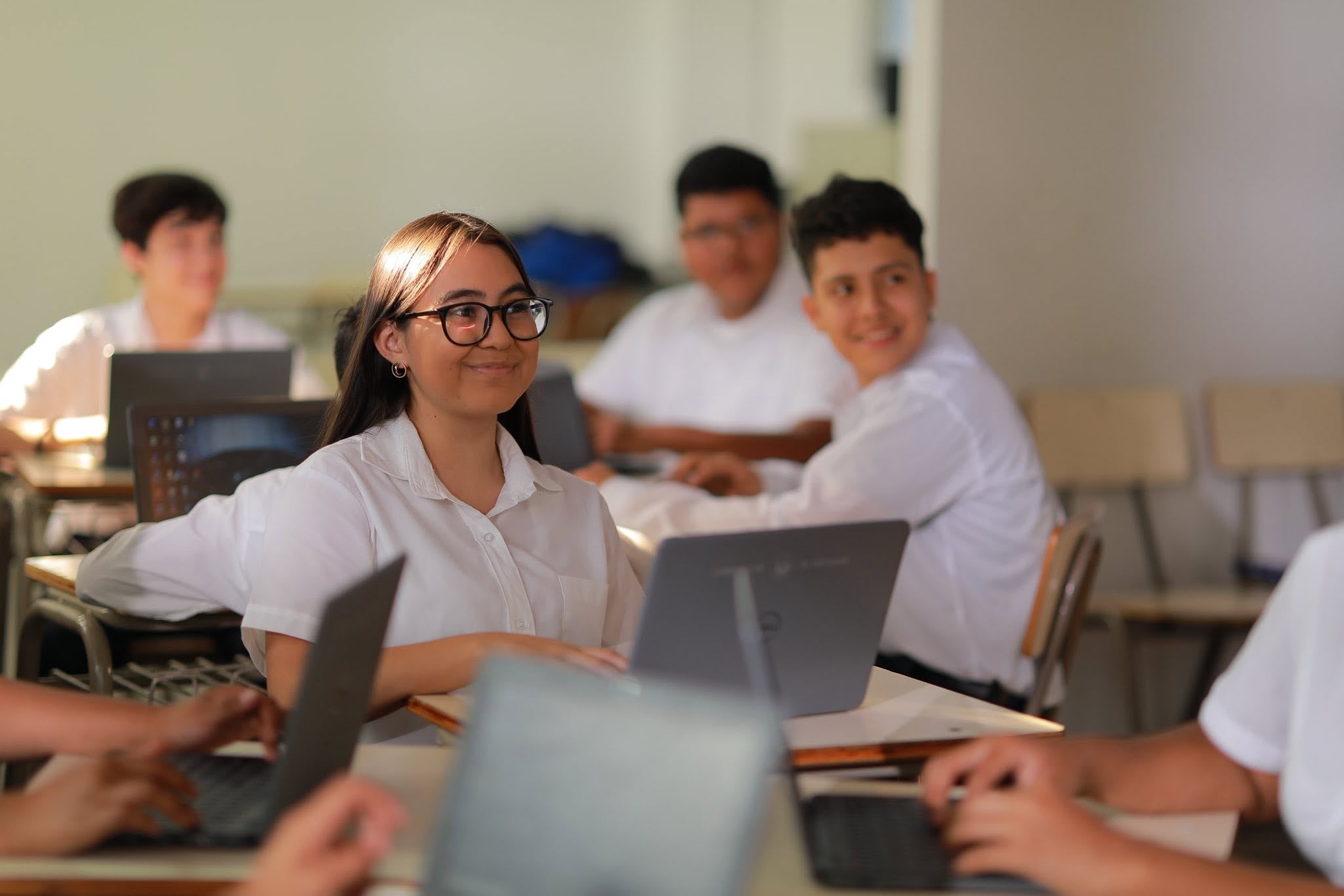 PISA 2025 evaluó a estudiantes de 15 años en ciencias, matemáticas y lectura, e incluyó preguntas sobre tecnología, inteligencia artificial y resolución de problemas computacionales. (Foto cortesía Ministerio de Educación de El Salvador)