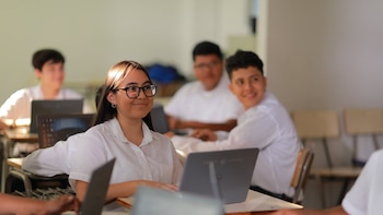 Estudiantes salvadoreños que usaron dispositivos electrónicos dos a tres horas diarias lograron el mejores resultados en prueba PISA