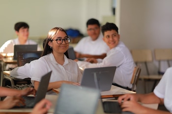 PISA 2025 evaluó a estudiantes de 15 años en ciencias, matemáticas y lectura, e incluyó preguntas sobre tecnología, inteligencia artificial y resolución de problemas computacionales. (Foto cortesía Ministerio de Educación de El Salvador)