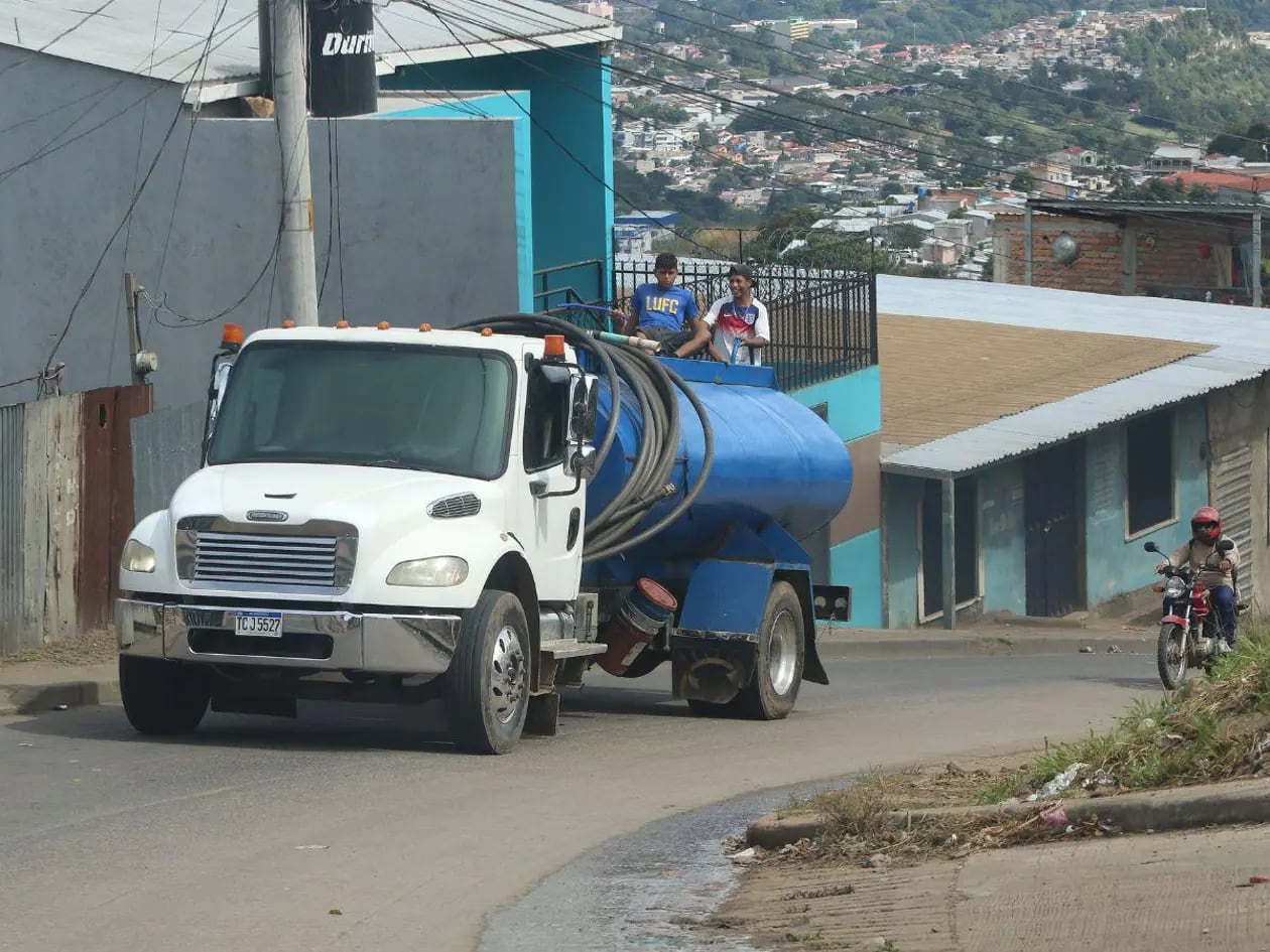 Las autoridades capitalinas contratarán hasta 80 pipas para abastecer sectores afectados por la escasez de agua. (FOTO: La Tribuna)