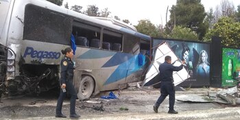 El autobús resultó totalmente dañado de la parte trasera (Foto: Twitter C5 CDMX)