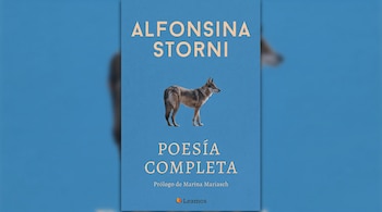 Portada azul del libro Poesía completa de Alfonsina Storni, con la imagen de un lobo en el centro y el logo de la editorial Leamos.