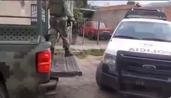 A través de redes sociales circuló un video en donde se puede observar a policías municipales de Sayula, Jalisco, bloquear el paso a un convoy del Ejército Mexicano que realizaba tareas de patrullaje (Foto: Especial)