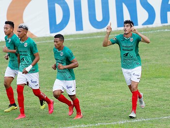 Bruno Volpi (i) celebra junto