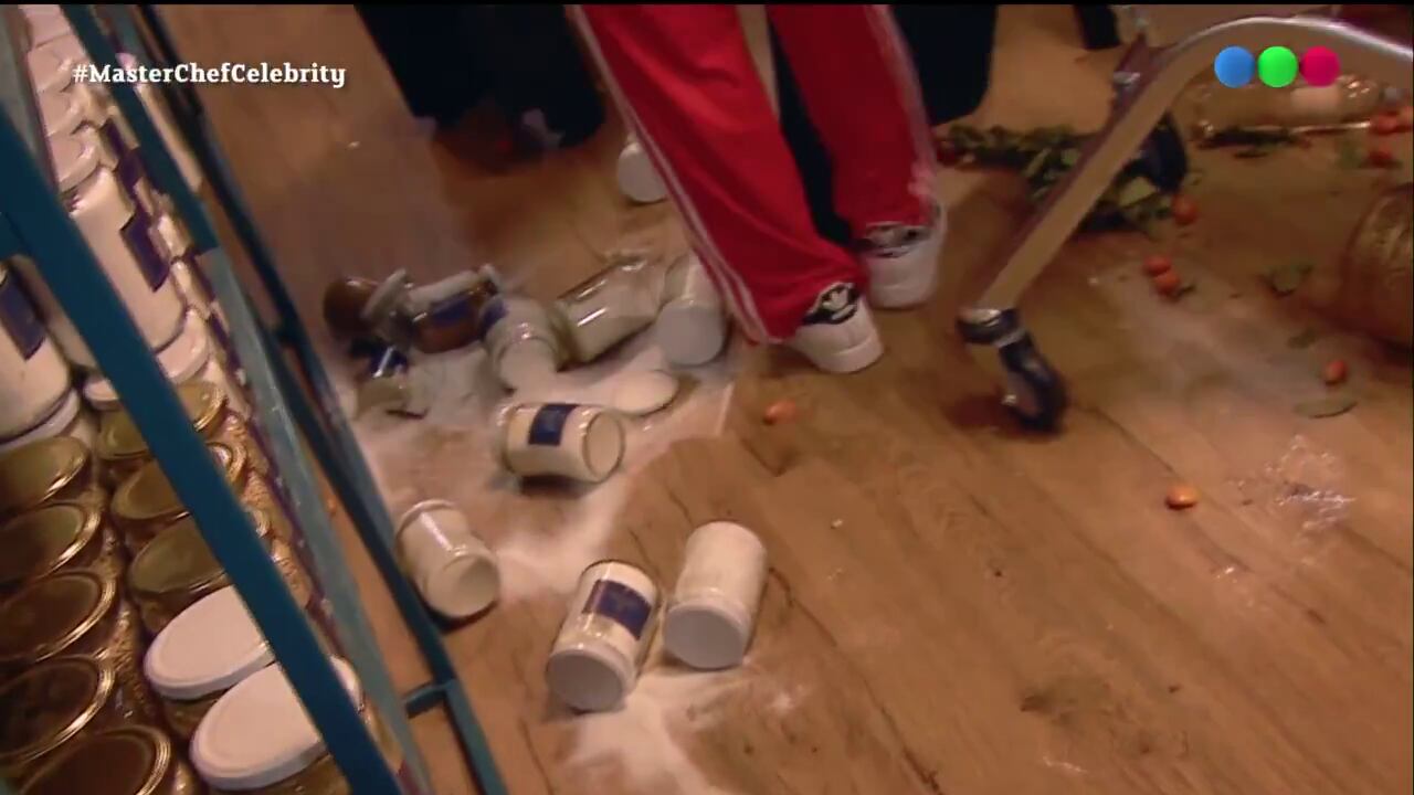 El desastre que quedó en el piso del mercado entre vidrios rotos, frascos de harina y azúcar y tomates cherry