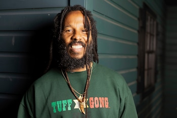 La timidez de Ziggy Marley contrasta con su energía sobre el escenario, demostrando una marcada diferencia entre vida pública y personal (Matt Licari/Invision/AP)