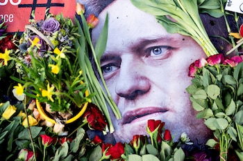 Se colocan flores frente a la embajada rusa, tras la muerte del líder de la oposición rusa Alexei Navalny, en Copenhague, Dinamarca, el 17 de febrero de 2024. Nils Meilvang/Ritzau Scanpix/vía REUTERS