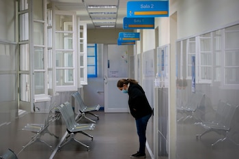 Una mujer espera en un pasillo del área de Cuidados Intermedios del Hospital Público de Rivera, en Rivera (Uruguay). EFE/Raúl Martínez/Archivo
