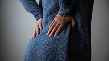 Cuatro técnicas de automasaje que ayudan a aliviar la tensión lumbar
