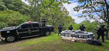 Agentes custodiando el cargamento
(Facebook/Alerta