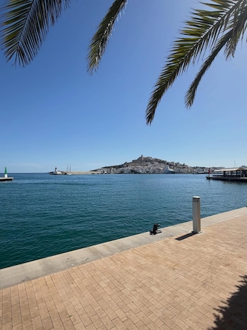 La silueta de Dalt Vila sobre la colina, vista desde el paseo marítimo de Ibiza
