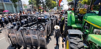 De acuerdo da los reportes, los campesinos y transportistas que suman al rededor de 400 personas en su mayoría de la tercera edad, estaban por bajar los tractocamiones con los que buscaban avanzar en su manifestación, la cual hasta ese momento se había visto impedida por los elementos de la policía.