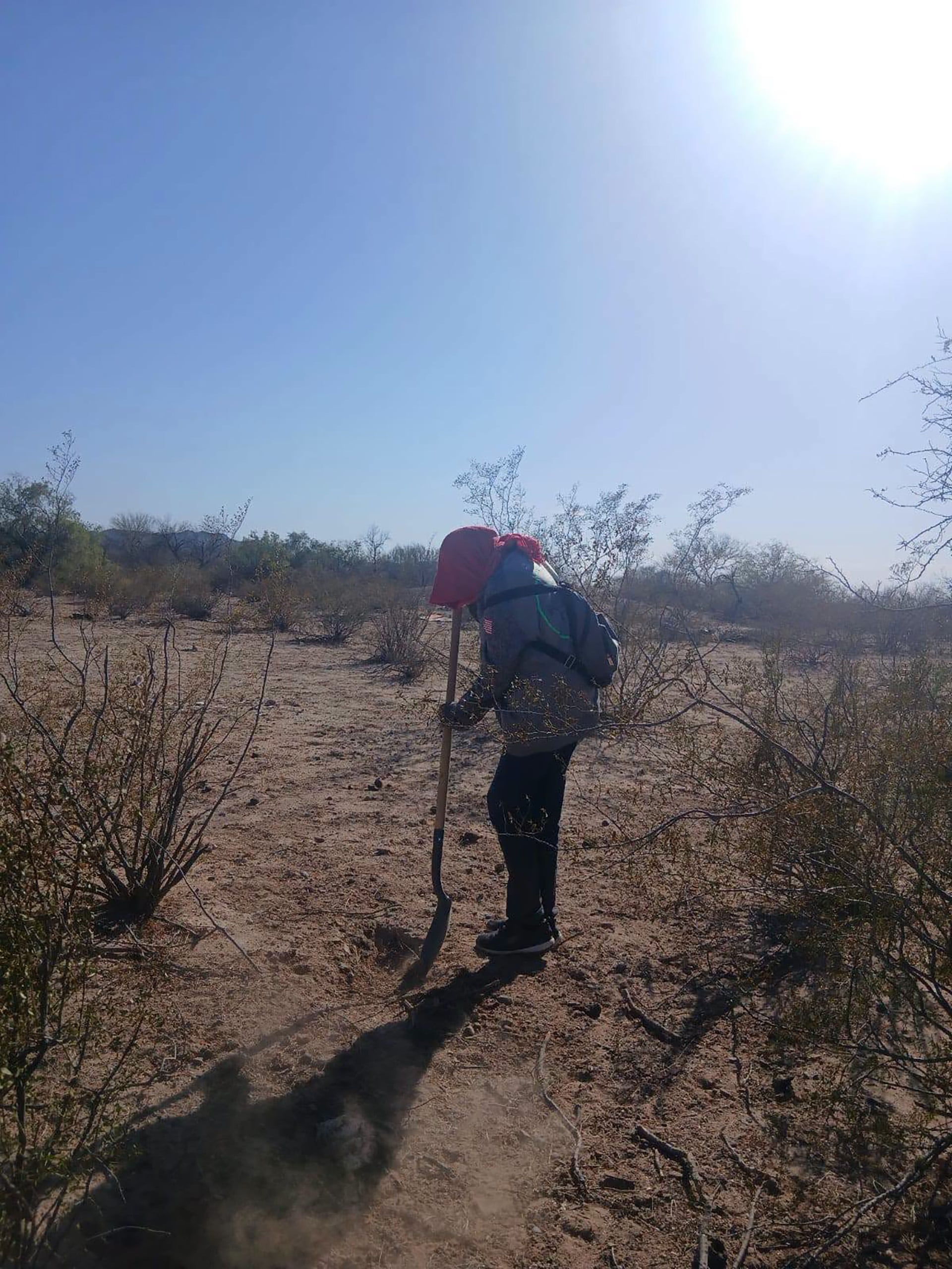 Los colectivos de madres buscadoras recorren kilómetros con picos y palas, suben cerros y se adentran en parajes inhóspitos adonde llegan por avisos anónimos que indican los lugares donde pueden haber restos de personas desaparecidas y cavan para encontrarlos (Reuters)