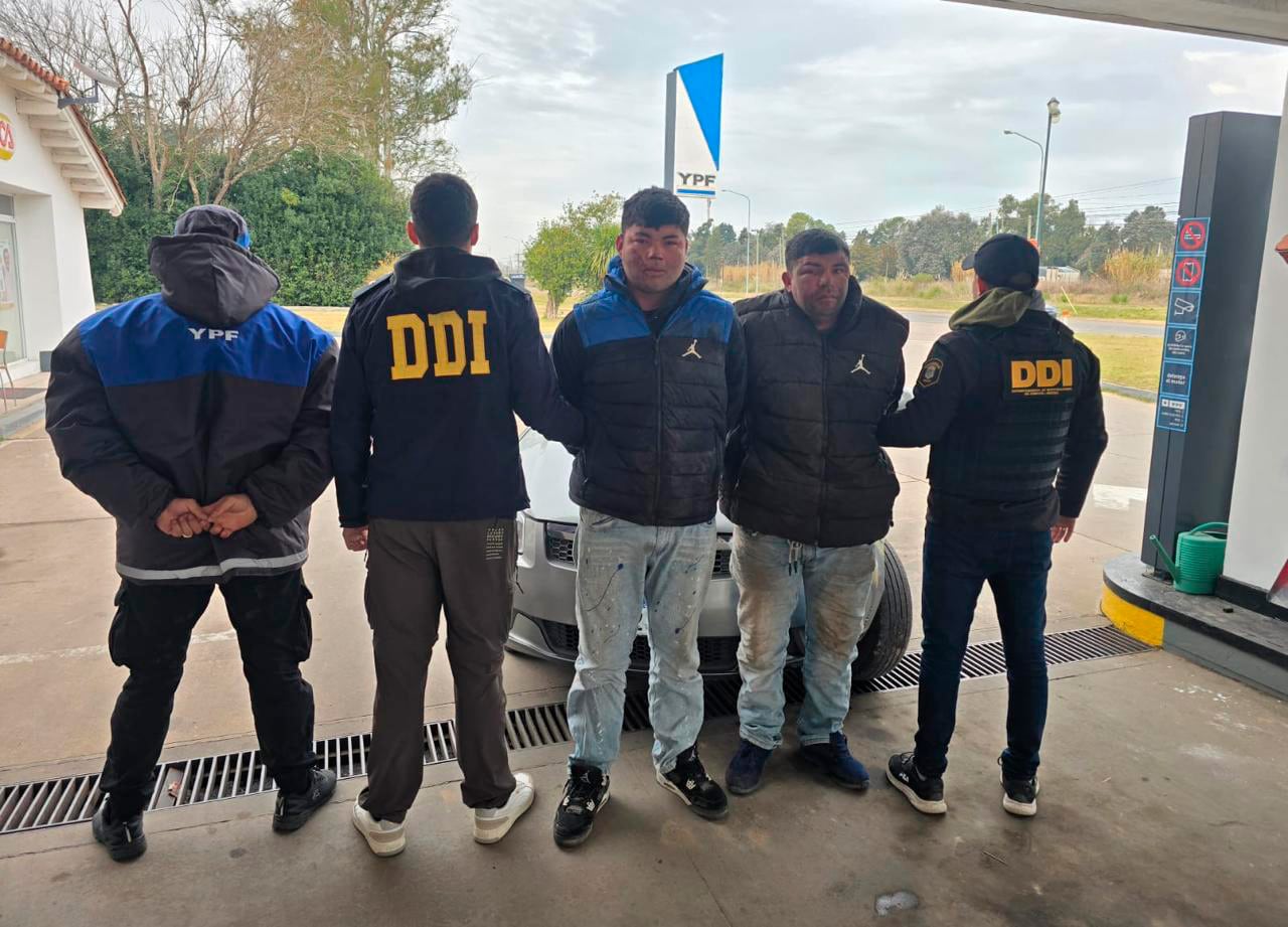 Agentes policiales detienen a dos hombres acusados de robos
