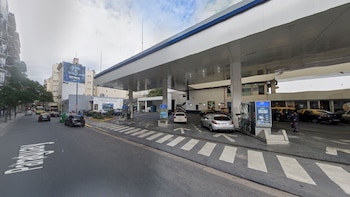 Un hombre apuñaló a dos personas en una estación de servicio de Recoleta