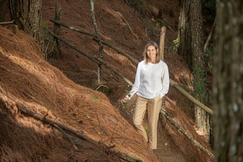 El texto está dirigido a personas interesadas en transformación personal, bienestar, espiritualidad y comprensión de los desafíos de la salud mental desde una mirada humana.