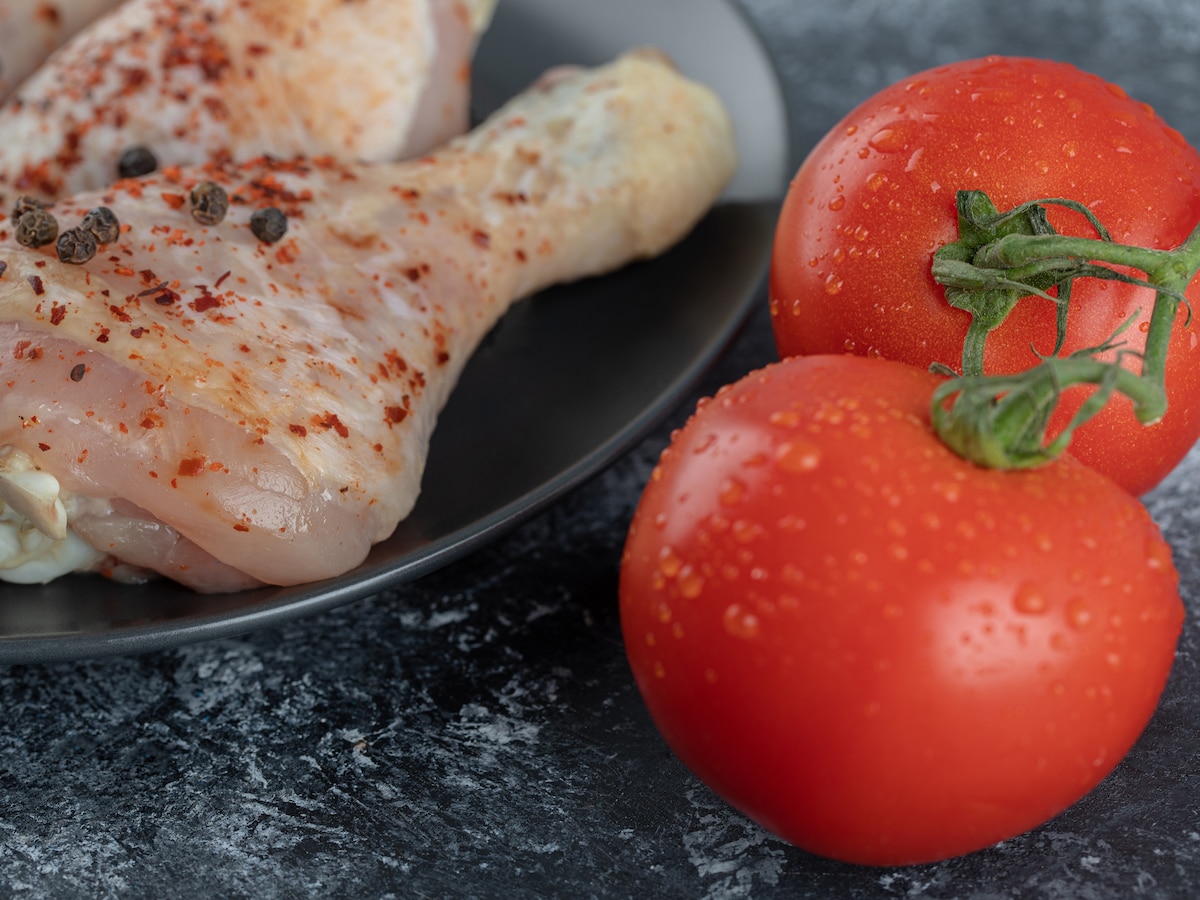 Receta de pollo entomatado, un guiso facilísimo y barato que se cocina a fuego lento