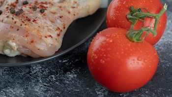 Receta de pollo entomatado, un guiso facilísimo y barato que se cocina a fuego lento