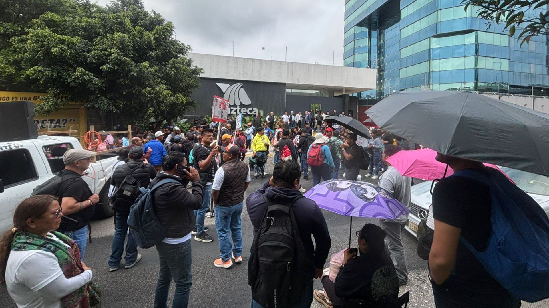 Maestros comienzan a concentrarse en las inmediaciones de Tv Azteca y Televisa (X@SNNews_Media)