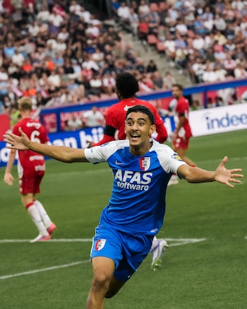 La segunda asistencia de Chávez ocurrió al 84’, tras recuperar la pelota y filtrar un pase para el gol de Ayoub Oufkir. (X/ @AZAlkmaar)