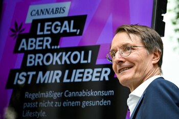 El ministro alemán de Sanidad, Karl Lauterbach, en una rueda de prensa sobre la ley del cannabis en Berlín, Alemania, 16 de agosto de 2023. El texto dice: "El cannabis es legal, pero prefiero el brócoli". REUTERS/Annegret Hilse/Archivo