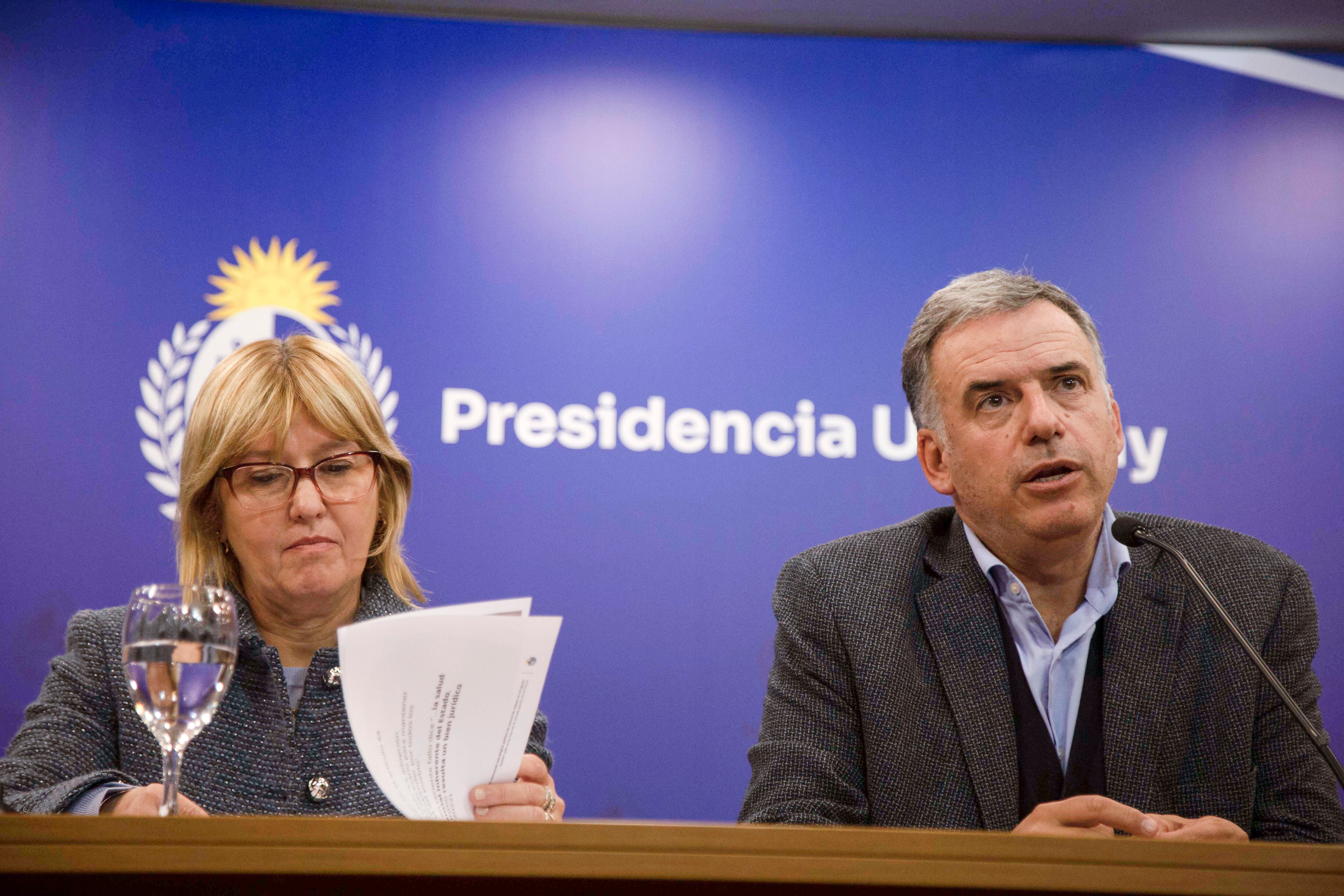 El presidente de Uruguay, Yamandú Orsi, y la ministra de Salud Pública, Cristina Lustemberg, en una conferencia de prensa al anunciar medidas anti tabaco (Presidencia)