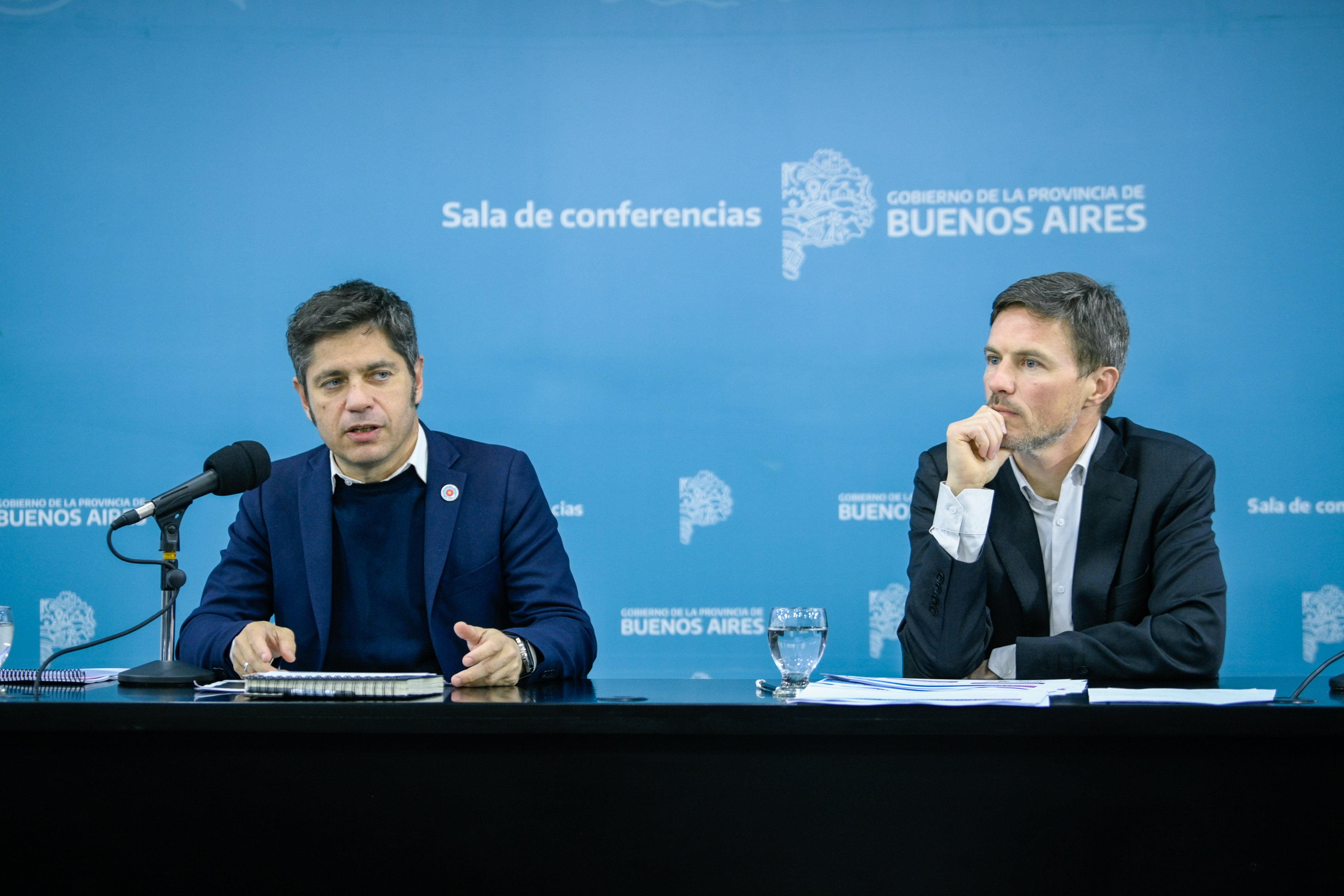 Kicillof y Costa ayer durante los anuncios por el endeudamiento de las familias
