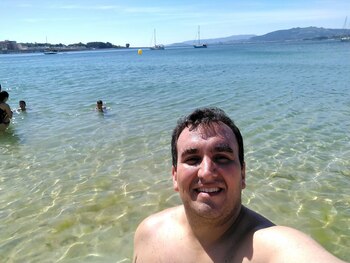 Leonardo trabaja repartiendo frutas y