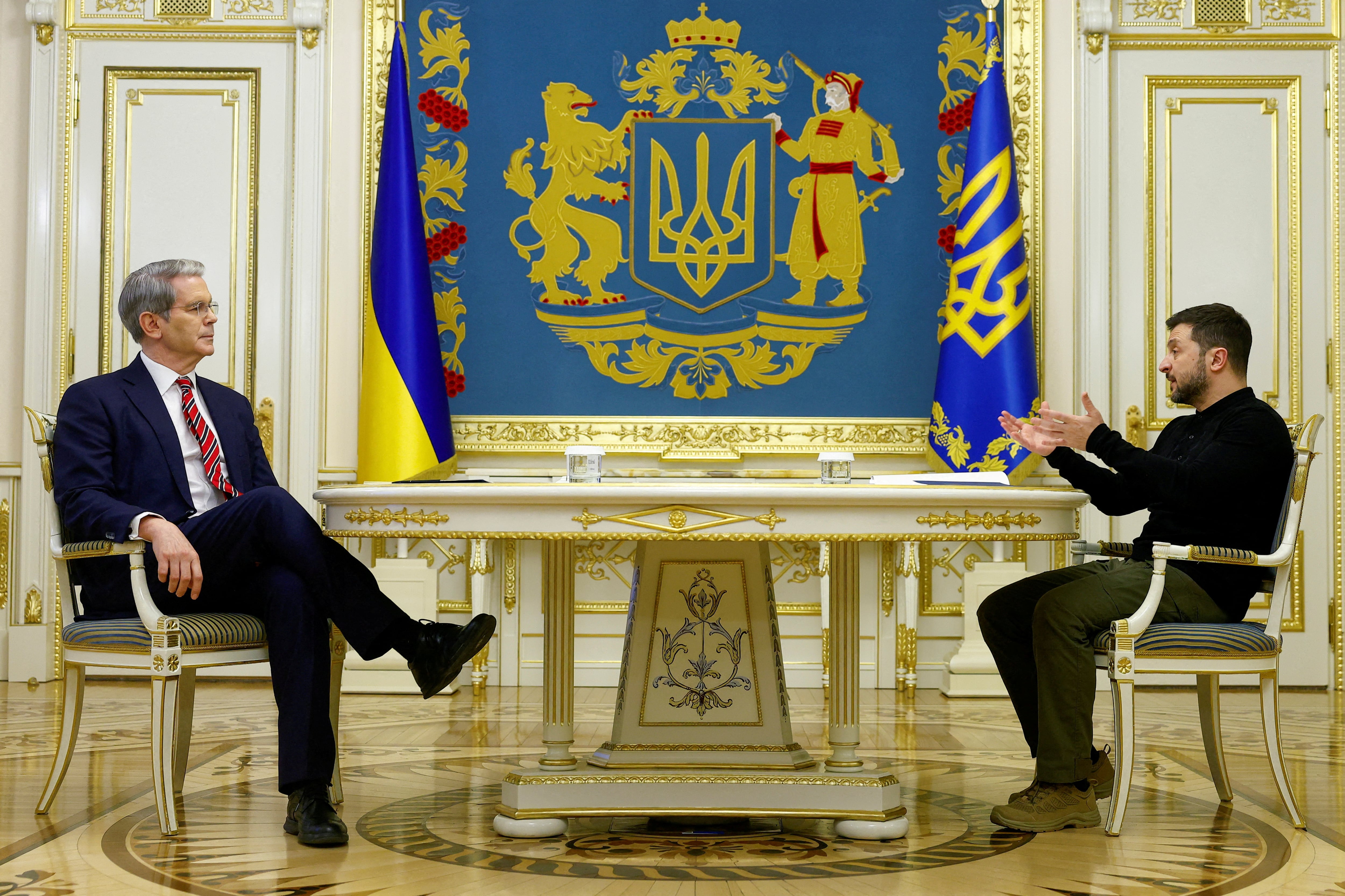 Scott Bessent y Volodimir Zelenski durante la reunion que mantuvieron en Kyiv, (Ucrania)