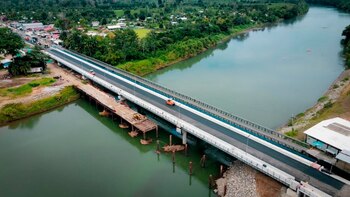 Fotografía cedida por la Oficina de las Naciones Unidas de Servicios para Proyectos (UNOPS) que muestra una vista aérea del puente binacional sobre el río Sixaola, en la frontera entre Panamá y Costa Rica, una obra de 25 millones de dólares con financiación de México que fue inaugurado este jueves con el objetivo de mejorar la conectividad, el comercio e impulsar el turismo en esa zona bananera y con playas cercanas. EFE/ Unops