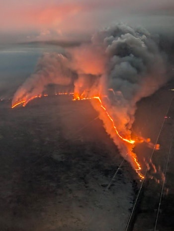 Un incendio masivo está activo en los Everglades desde este domingo, cerca del límite entre los condados de Broward y Miami-Dade, en el sur de Florida, y se acerca a la US-27.