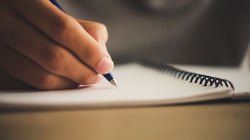 Si prefieres escribir a mano antes que en ordenador o móvil, esto es lo que dice la psicología sobre ti