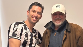 Santiago Ormeño al lado del presidente del Montevideo Wanderers. - Crédito: @santorme
