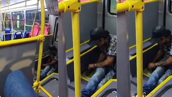 En video quedó registrado el momento en el que un hombre intentó robar láminas de aluminio de un bus de Transmilenio