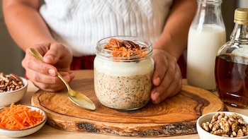 Avena trasnochada con zanahoria para desayunar: receta cremosa y saludable para hacer en 5 minutos