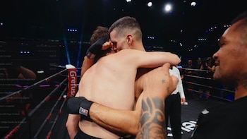 Perxitaa abrazando a Gaspi tras la pelea en la Velada (Gaspi)