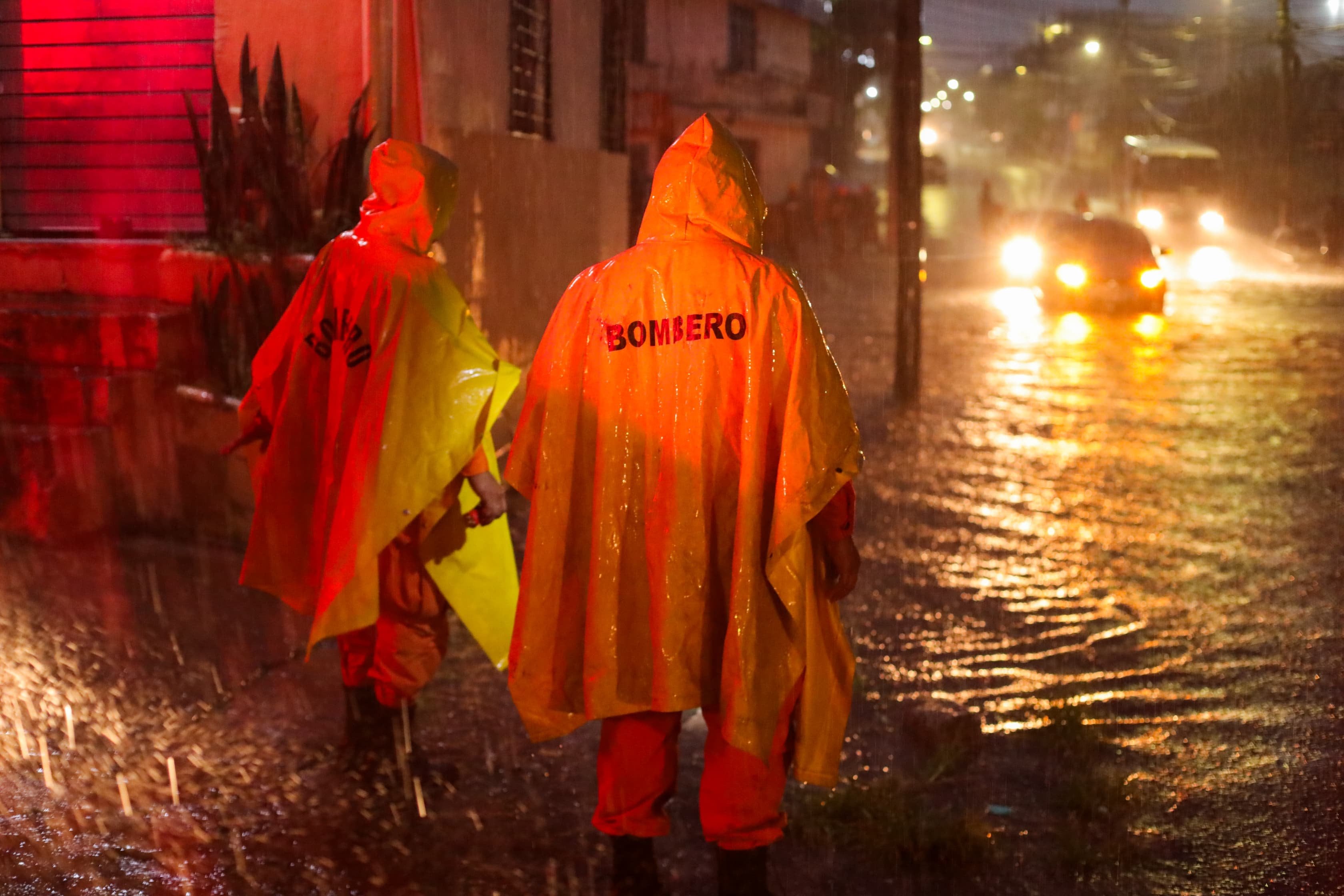 El MARN informó que las tormentas se desplazan hacia el oeste y que sectores de La Libertad resultarán afectados en las próximas horas. (Cortesía: Bomberos El Salvador)