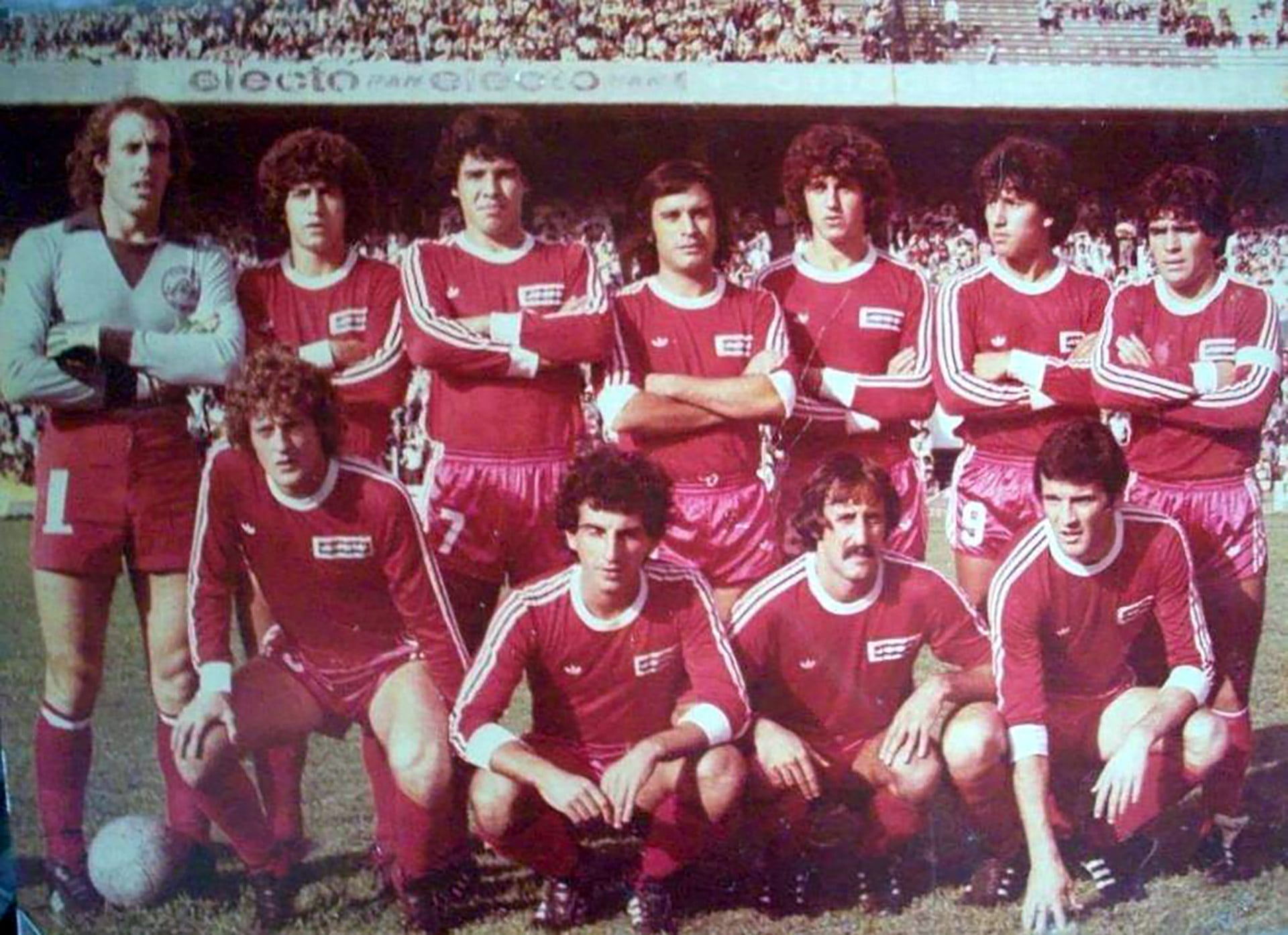Otra formación de Argentinos en 1980, con la legendaria camiseta con el auspicio de Austral
