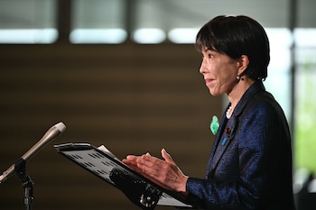 La primera ministra de Japón, Sanae Takaichi, habla con los medios de comunicación en la oficina del primer ministro en Tokio el miércoles 15 de abril de 2026
(Philip Fong/Foto de pool vía AP)