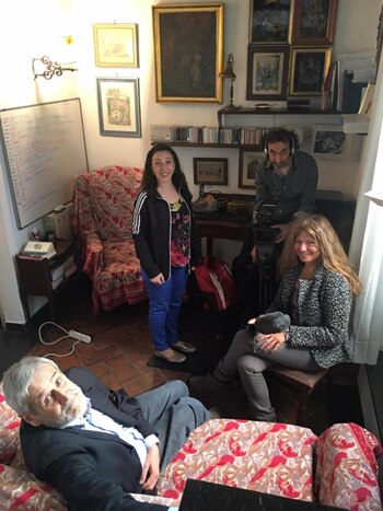 Enrico Calamai, excónsul italiano en Argentina, en el rodaje del documental