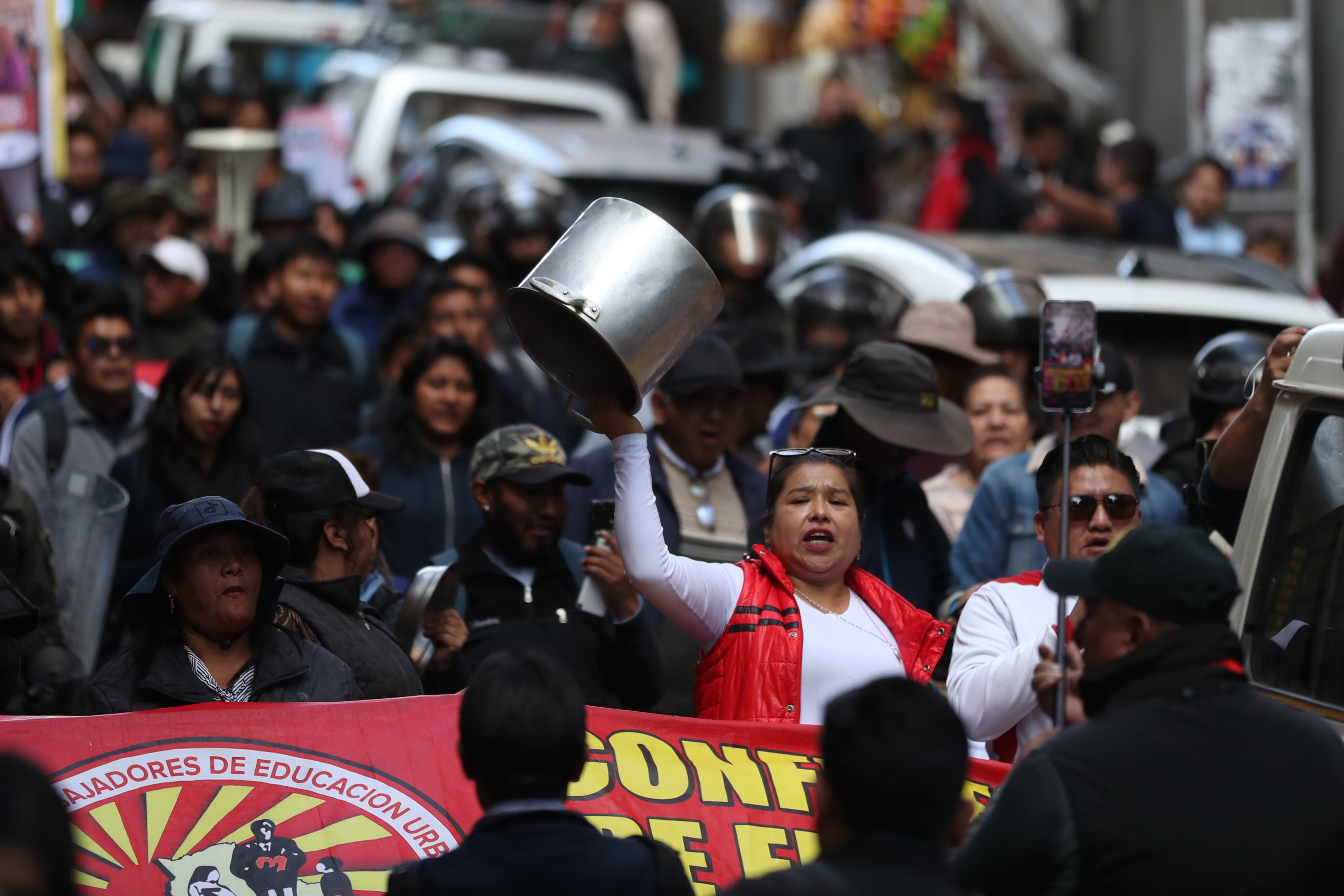 Integrantes del Magisterio Urbano participan en una marcha, en La Paz (Bolivia) (EFE/ Luis Gandarillas)