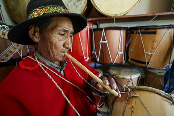 Rosalino Bautista, a quien le llaman "el último pingullero de Pintag", durante una entrevista con Efe toca instrumentos el 18 de noviembre de 2021. EFE/José Jácome